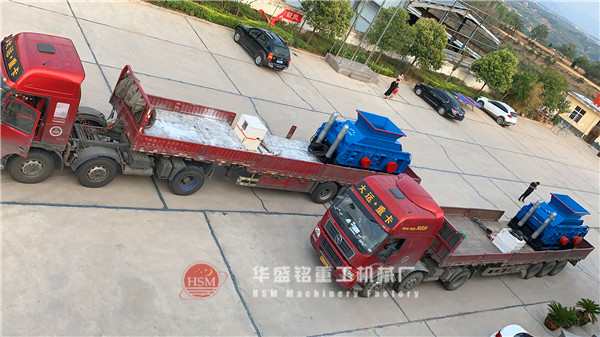 液壓對輥破碎機(jī)第四、五臺發(fā)貨現(xiàn)場